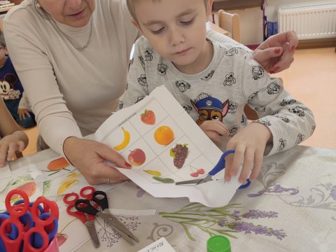 Učíme se stříhat a navlékáme korálky