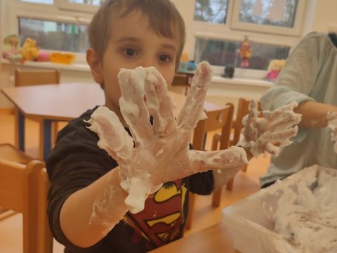 Hrátky na sněhu bez sněhu, koule z papíru a bublifuku a pěny na holení