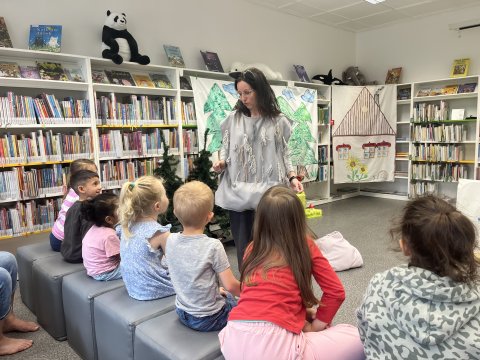 Pohádka O Červené Karkulce v Městské knihovně Česká Lípa 03.05.2024