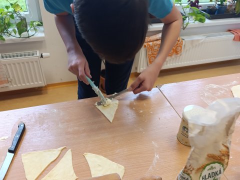 Pečení svatomartinských rohlíčků 6.C